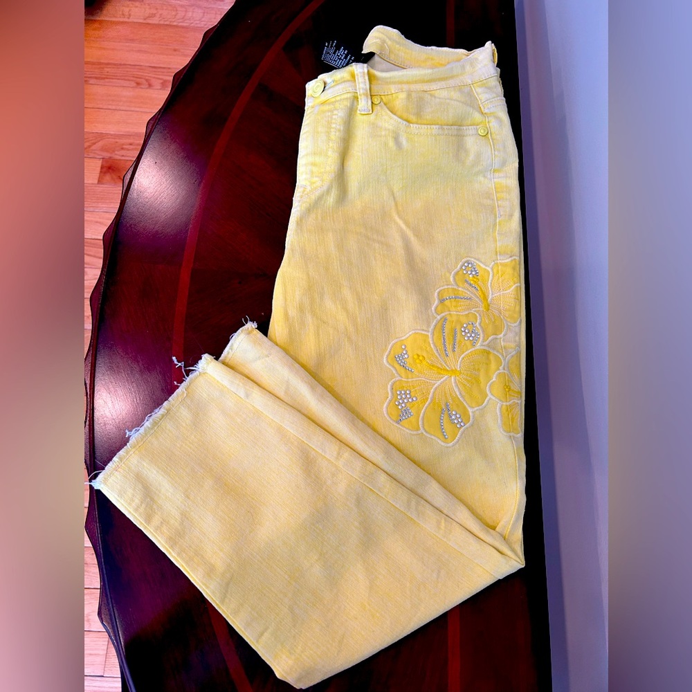 Diane Gilman Yellow Floral Embroidered jeans with raw hem. Excellent condition